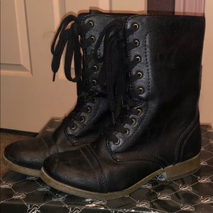 Mosimmo combat boots.